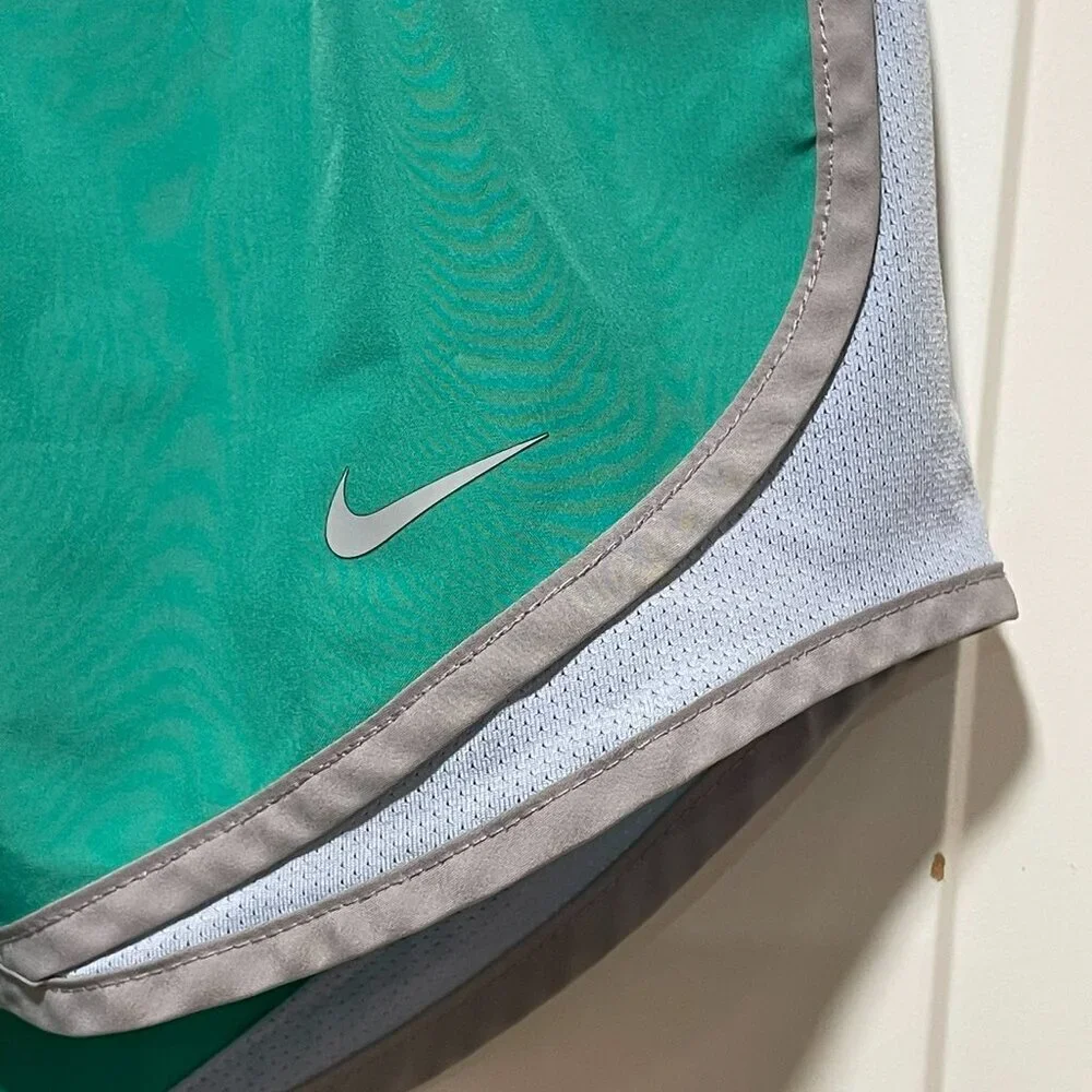 Love this color! Nike Tempo Womens Sz S 3